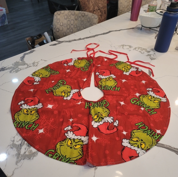 THE GRINCH CHRISTMAS MEDIUM 28" FABRIC TREE SKIRT G5 - Picture 1 of 4